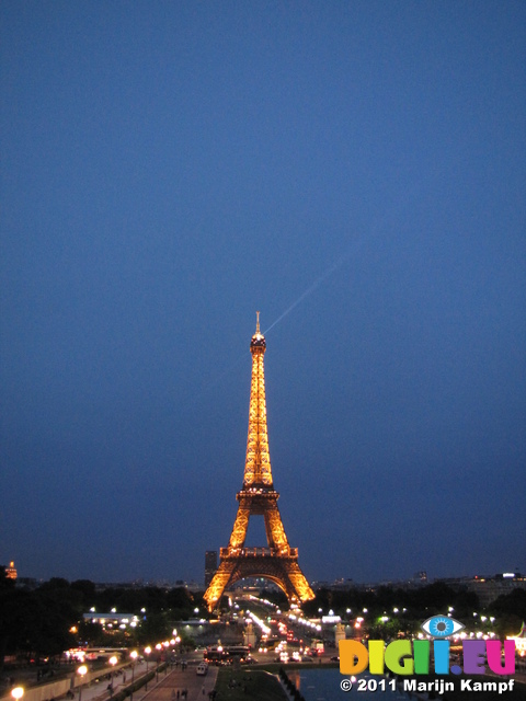 SX18700 Lit up Eiffel tower at dusk